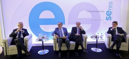 De izquierda a derecha, Guiseppe Tringali, vicepresidente de Mediaset, Javier Ayuso, adjunto a la dirección de EL PAÍS, Juan Arena, presidente de la Fundación Seres y José Ignacio Goirigolzarri, presidente de Bankia.