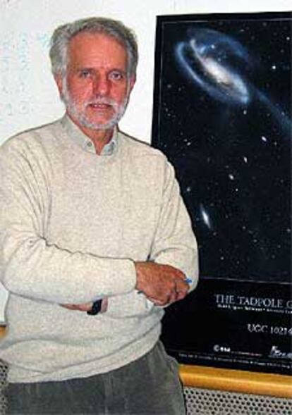 Rudolf Albrech en la sede del ESO, junto a la foto de una galaxia hecha con el <i>Hubble.</i>