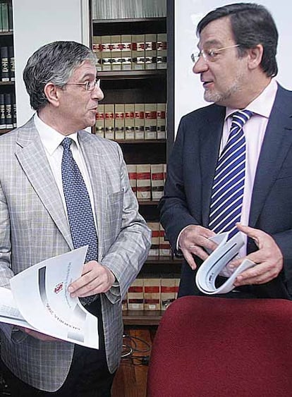 Fernando Ruiz Piñeiro (izquierda) con el magistrado Juan Luis Ibarra.