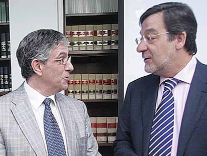 Fernando Ruiz Piñeiro (izquierda) con el magistrado Juan Luis Ibarra.