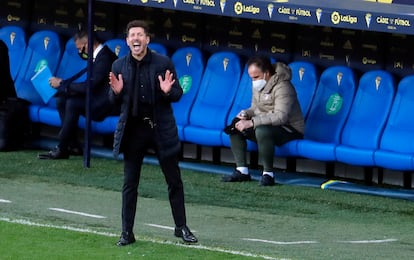 Diego Pablo Simeone, este domingo en el Estadio Ramón de Carranza durante el Cádiz-Atlético.