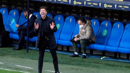 Diego Pablo Simeone, este domingo en el Estadio Ramón de Carranza durante el Cádiz-Atlético.