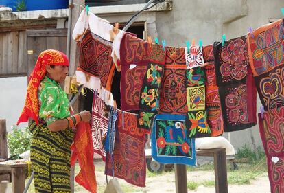 Una mujer guna con su traje tradicional, en la isla Gardi Sugdub.