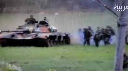 Llegada de un tanque del Ejército sirio y soldados a Deraa, en una imagen de televisión.