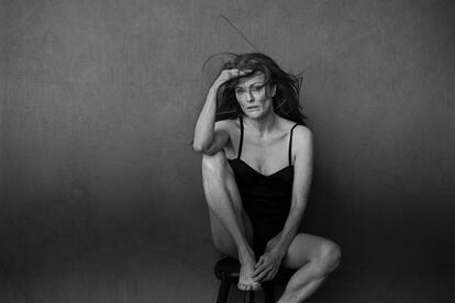 Hace 20 años que Peter Lindbergh firmó su primer calendario Pirelli. Luego repitió la experiencia en 2002 y en 2014 hizo la fotografía para conmemorar los 50 años del alamaque. En la que se ha convertido en su tercera vez al frente del proyecto, el único fotógrafo que lo ha conseguido, ha decidido contar con algunas de sus más reconicidas amigas. En la imagen, la actriz Julianne Moore.