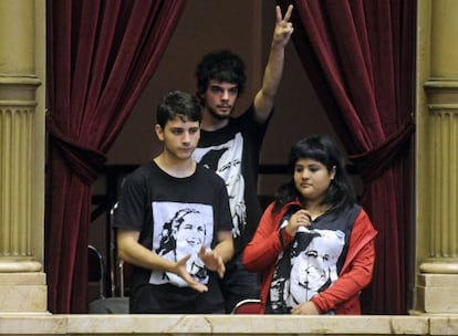 J&oacute;venes argentinos observan la votaci&oacute;n en la C&aacute;marara de Diputados.