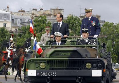 El presidente Hollande y el jefe del estado mayor pasan revista a las tropas en el desfile del 14 de Julio.