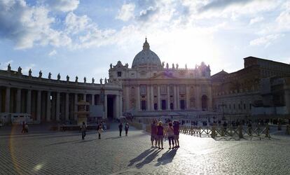 Unos turistas observan la Basílica de San Pedro, en la Ciudad del Vaticano.