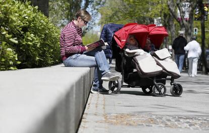 Una madre, con sus dos hijos, en un parque de Madrid.