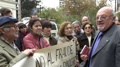 Eduardo Contreras (derecha) habla con activistas que exigían el juicio contra Pinochet, en mayo de 2002.