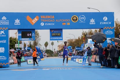 El etíope Yomif Kejelcha bate el récord del mundo de medio maratón en Valencia, en una imagen cedida por Medio Maratón Valencia Trinidad Alfonso Zurich.