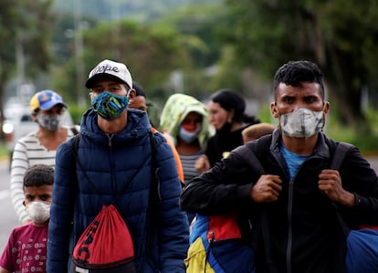 Migrantes venezolanos cruzan la frontera entre Venezuela y Colombia, el pasado 12 de octubre.