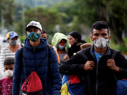 Migrantes venezolanos cruzan la frontera entre Venezuela y Colombia, el pasado 12 de octubre.