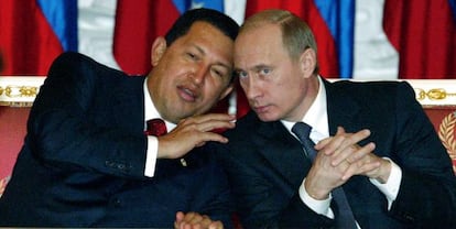 El difunto presidente venezolano, Hugo Ch&aacute;vez, y su hom&oacute;logo ruso, Vlad&iacute;mir Putin, en una foto de 2004. 