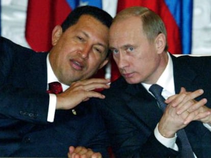 El difunto presidente venezolano, Hugo Ch&aacute;vez, y su hom&oacute;logo ruso, Vlad&iacute;mir Putin, en una foto de 2004. 