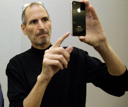 Steve Jobs muestra un iPhone 4.