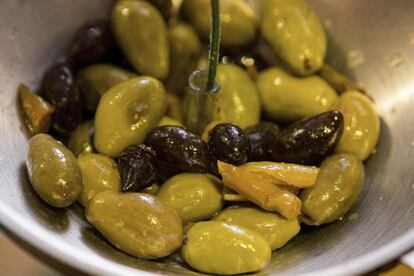 Rares olives, verdes i trencades, amb os a la vista. 