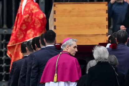 El secretario personal de Benedicto XVI, monseñor Georg Ganswein (en la imagen, tras el féretro del pontífice), y las cuatro mujeres de instituto Memores Domini que se encargaron de él durante este tiempo, se encontraban en primera fila del funeral, en un lateral del altar mayor.