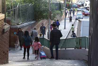 Llegada de estudiantes a los colegios Montserrat y Ciudad de Roma, en el distrito de El Retiro. Al fondo, la calle de Juan Esplandiú, en la que se cortaba el tráfico en las mañanas como parte de un programa de movilidad escolar. 