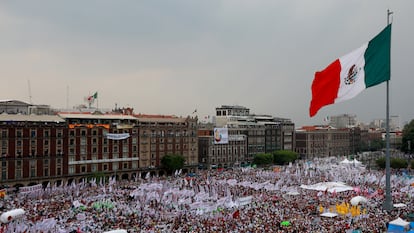 Miles de ciudadanos en cierre de campaña de la candidata a la presidencia Claudia Sheinabun, en el zócalo de la Ciudad de México.