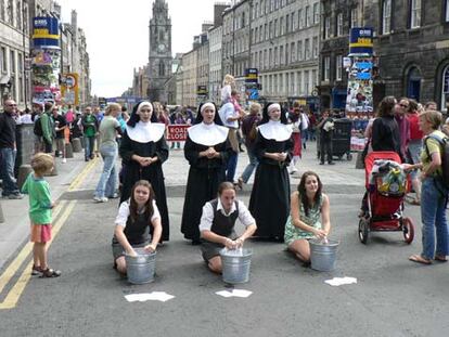 En una calle de Edimburgo, unas monjas anuncian <i>Breaking the Pope,</i> un espectáculo del Fringe.