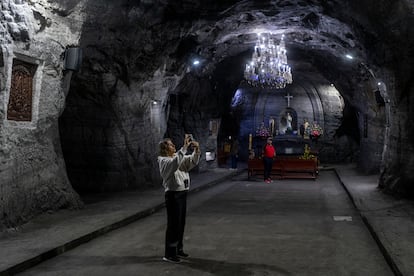 Una mujer fotografía un sector de la Catedral de Sal de Zipaquirá, antes del inicio de las proyecciones.