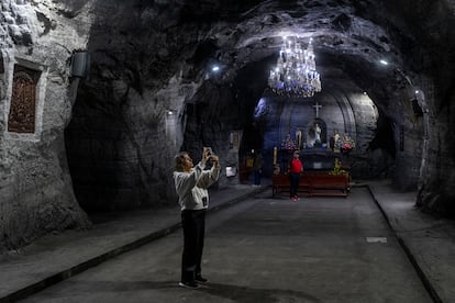 Una mujer fotografía un sector de la Catedral de Sal de Zipaquirá, antes del inicio de las proyecciones. 