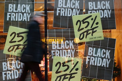 Un escaparate con descuentos del Black Friday.