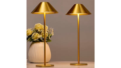 Lámparas sin cable para la mesita de noche sobre fondo blanco.