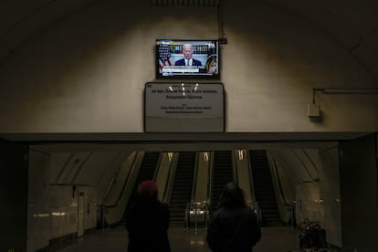 Dos mujeres observan una intervención del presidente de Estados Unidos, Joe Biden, desde una estación de metro convertida en refugio en Kiev. A medida que el Ejército ucranio y la sociedad civil se enroca en la resistencia, las fuerzas rusas redoblan su ofensiva contra Kiev, el corazón de Ucrania, y sus alrededores.