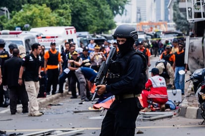 Un policía vigila el lugar donde se han producido los ataques en un área comercial del centro de Yakarta (Indonesia).