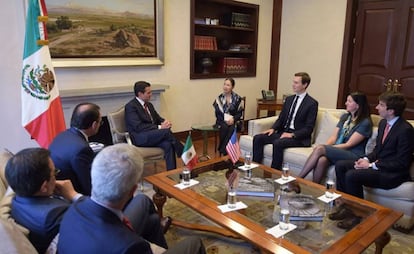 Jared Kushner escucha al presidente Peña Nieto en Los Pinos.