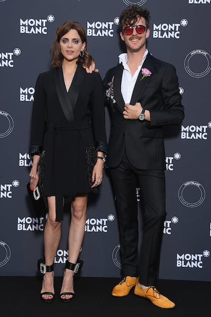 Macarena Gómez y su marido, Aldo Comas, en la fiesta de Montblanc. La actriz combinó su vestido negro con clutch y sandalias de Roger Vivier.
