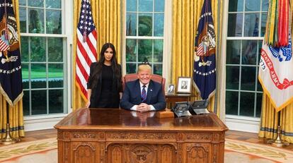 Kim Kardashian y Donald Trump en el Despacho Oval el 30 de mayo.