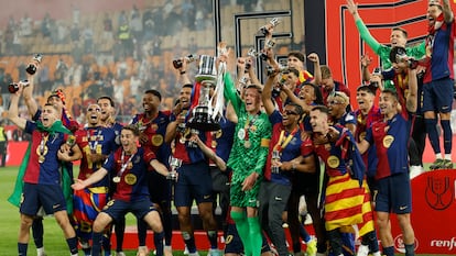 SEVILLA, 26/04/2025.- Los jugadores del Barcelona celebran su victoria en la Copa del Rey tras ganar la final del torneo que disputan Real Madrid y FC Barcelona hoy sábado en el estadio de La Cartuja, en Sevilla. EFE/Julio Muñoz
