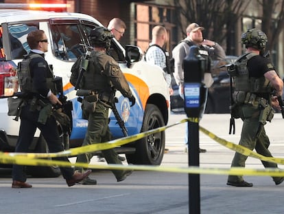 Varios agentes se despliegan en los alrededores del banco donde se ha producido un tiroteo este lunes en el centro de la ciudad de Louisville, Kentucky (EE UU).