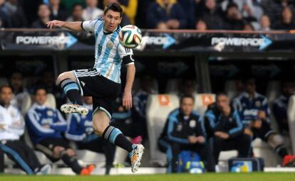 Messi controla a bola durante a partida amistosa entre Argentina e Eslovênia.