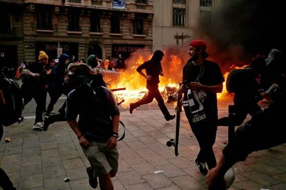 At least 26 people were injured on Friday night during the protests in Barcelona. In the photo, demonstrators by a barricade in Via Laietana.