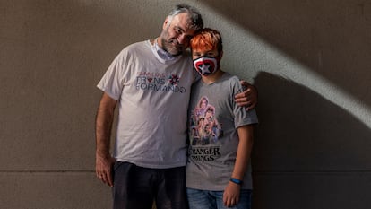 Axel y su padre, Gustavo, en las instalaciones comunes de la urbanización del madrileño barrio de Usera donde viven.