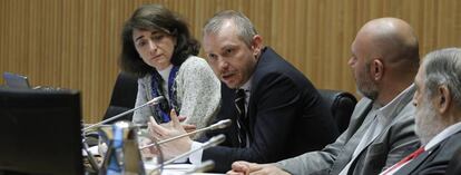 Teresa Rasero, presidente de Aege, el secretario de Estado de Energía, Daniel Navia, Ricardo Sixto, presidente de la Comisión de Energía del Congreso y Juan van Halen, presidente de la asociación de ex diputados.