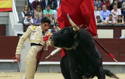 Alenjandro Talavante hace un pase a su primer toro de la corrida de Las Ventas. Compartió cartel con los diestros, Juan José Padilla y El Cid, con toros de la ganadería El Ventorrillo. En su primer toro consiguió una oreja, sin embargo, en el segundo, silencio, tras un pinchazo, estocada tendida y descabello.