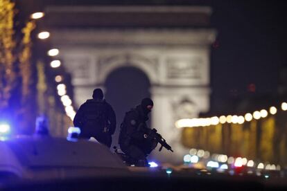 Policías franceses en la zona del Arco del Triunfo, donde ha ocurrido el tiroteo.