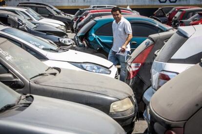 Consumidor analisa carros em p&aacute;tio de leil&atilde;o p&uacute;blico em Guarulhos.