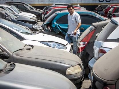 Consumidor analisa carros em p&aacute;tio de leil&atilde;o p&uacute;blico em Guarulhos.