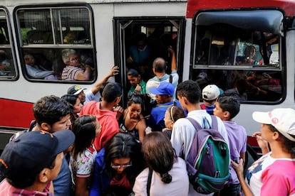 Un apagón masivo ha dejado sin corriente eléctrica a gran parte de Caracas y a una decena de Estados de Venezuela. El metro de la capital suspendió su servicio por lo que se saturaron los autobuses y miles de personas tuvieron que regresar a pie del trabajo a casa.