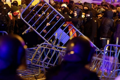 La primera línea junto a la valla de Ferraz es territorio de encapuchados y de los manifestantes más radicales. A las 22.45 han comenzado a agitar las barreras con más fuerza. "Si tienes un hijo subnormal, no lo trates mal. Hazlo Policía Nacional", cantan los manifestantes. Ni fotógrafos ni reporteros pueden acercarse a esa zona. 