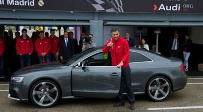 Fotografía de archivo de Benzema con su coche.