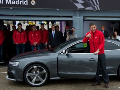 Fotografía de archivo de Benzema con su coche.