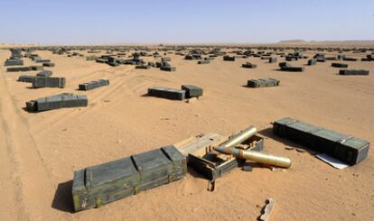 Cientos de cajas con proyectiles abandonadas en el desierto, a 100 kilómetros de Sirte.