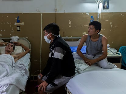 Lucas, de 24 años y recuperado tras haber sufrido tuberculosis, visita a los pacientes Jorge (izquierda), de 40 años, y Arturo Maldonado, de 25, hospitalizados por padecer esta enfermedad infecciosa en el hospital público de Muniz en Buenos Aires, Argentina, el 25 de enero de 2019. Magali Druscovich/ REUTERS